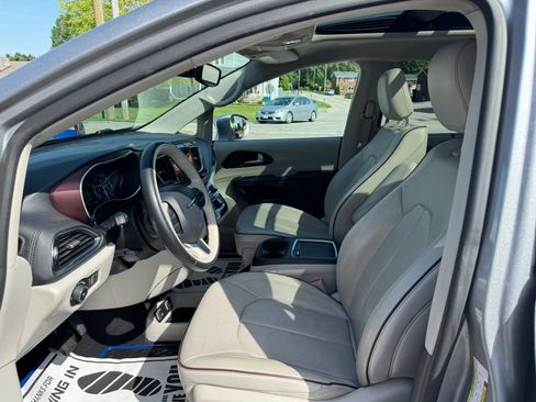 Used 2020 Chrysler Pacifica Limited FWD image 24