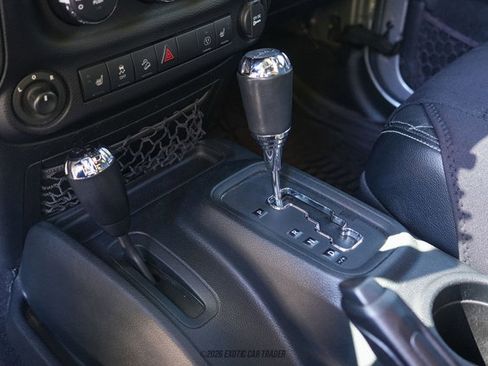 Used 2016 Jeep Wrangler Unlimited Rubicon image 40