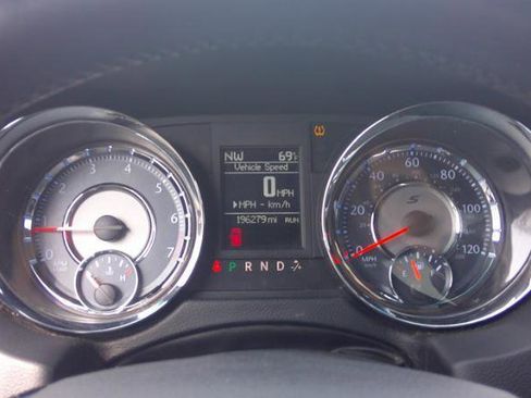 Used 2015 Chrysler Town & Country S w/ Driver Convenience Group image 6