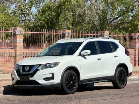 Used 2019 Nissan Rogue SV image 1