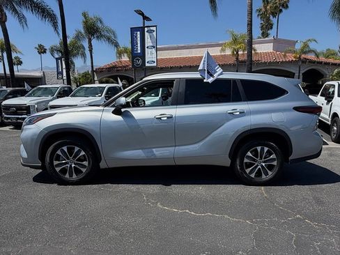 Used 2025 Toyota Highlander XLE FWD image 6