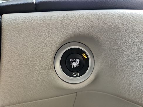 Used 2018 Chrysler Pacifica Touring-L image 26