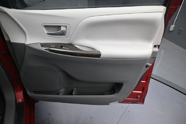 Used 2017 Toyota Sienna XLE w/ Outdoor Package FWD image 20