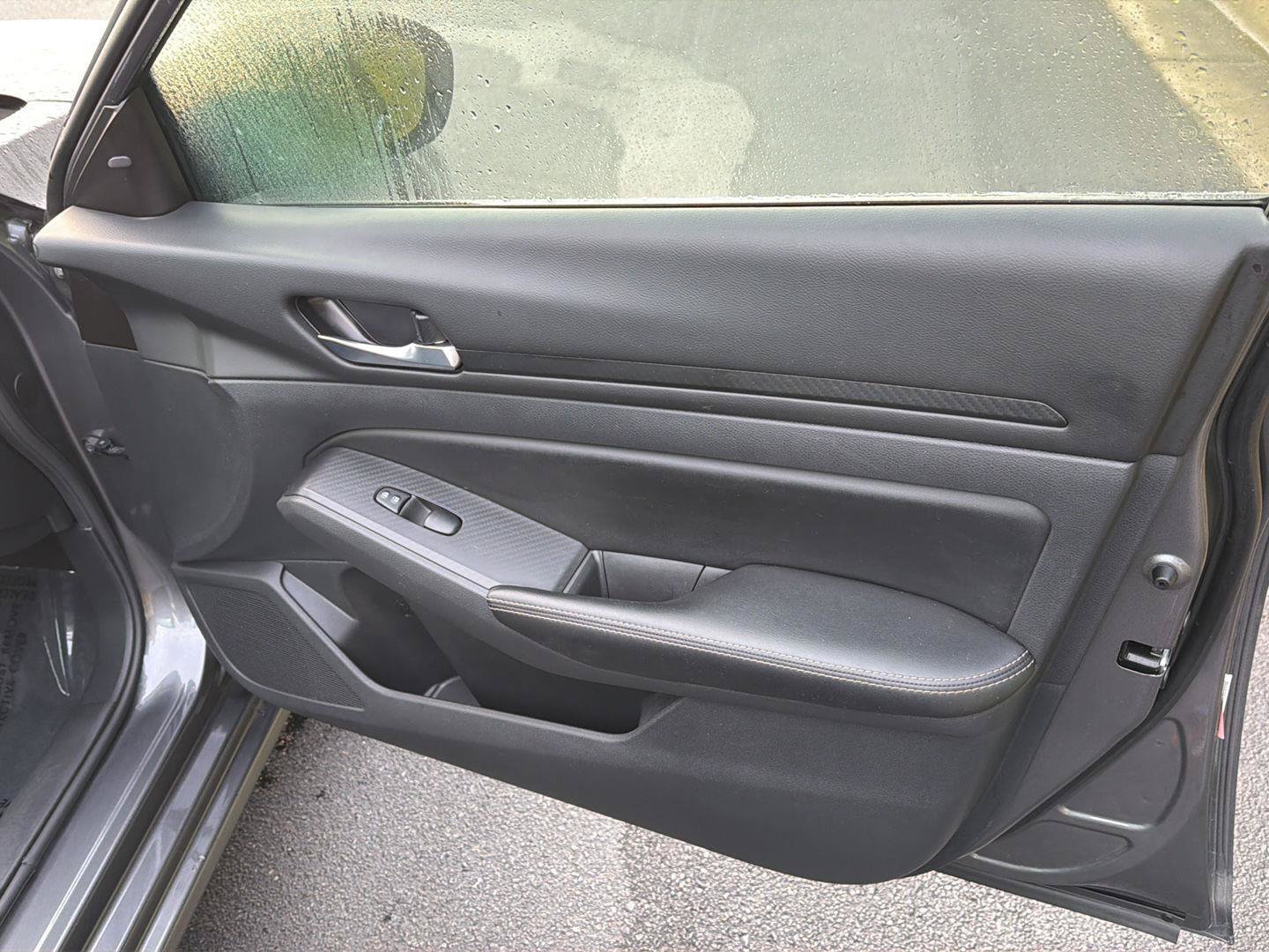 Used 2025 Nissan Altima 2.5 SV FWD image 14