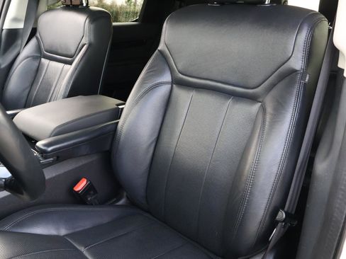 Used 2020 Land Rover Discovery SE image 12