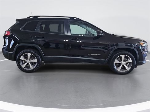 Used 2022 Jeep Cherokee Limited image 2