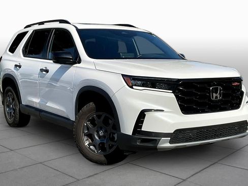 Used 2025 Honda Pilot TrailSport image 3