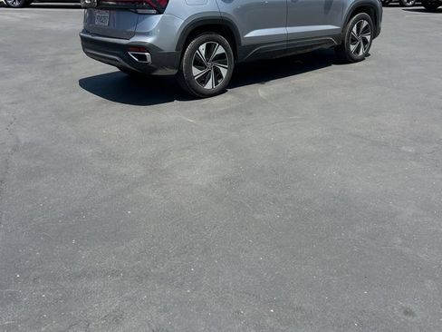 Used 2025 Volkswagen Taos SE AWD/4WD image 6