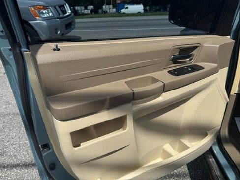 Used 2008 Chrysler Town & Country LX FWD image 9