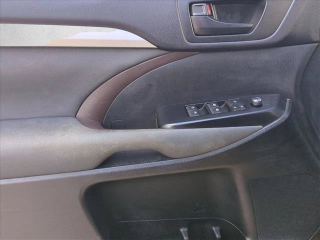 Used 2015 Toyota Highlander LE AWD/4WD image 11