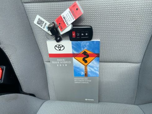 Used 2018 Toyota RAV4 XLE AWD/4WD image 38