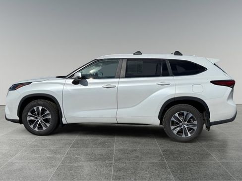 Used 2023 Toyota Highlander XLE AWD/4WD image 3