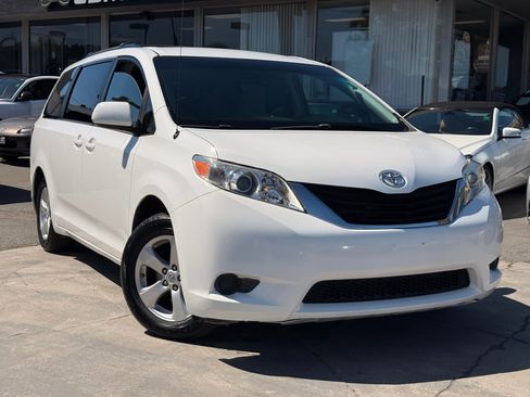 Used 2014 Toyota Sienna LE image 3