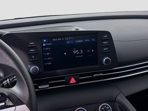 Certified 2025 Hyundai Elantra SE image 14