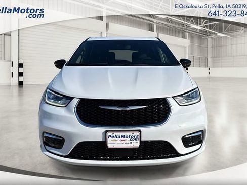 New 2026 Chrysler Pacifica Limited w/ Uconnect Theater Family Group image 7