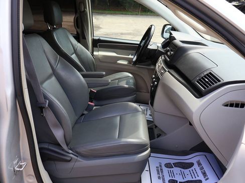 Used 2010 Volkswagen Routan SE FWD image 23