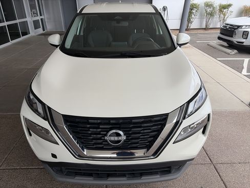 Used 2023 Nissan Rogue SV FWD image 2