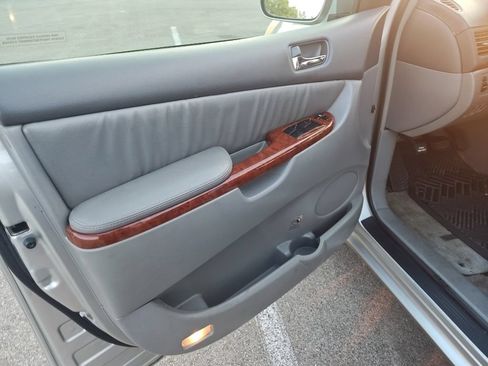 Used 2005 Toyota Sienna XLE w/ XLE Pkg 5 FWD image 6