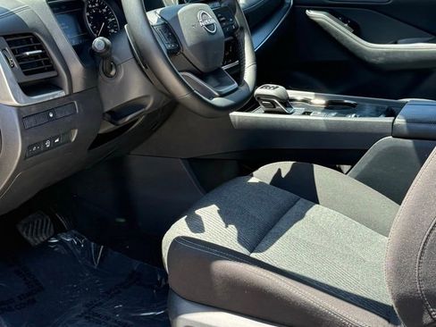 Used 2025 Nissan Rogue SV FWD image 12