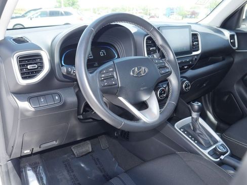 Used 2025 Hyundai Venue SEL FWD image 32