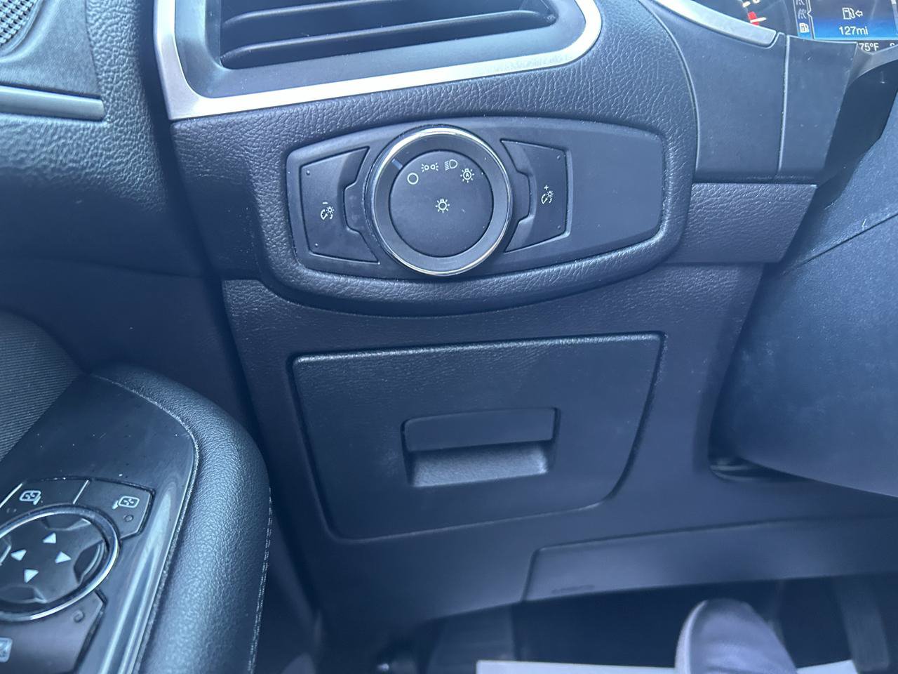 Used 2015 Ford Edge SEL FWD image 26
