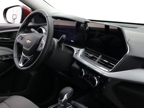 Used 2025 Chevrolet Trax LT w/ LT Convenience Package FWD image 37