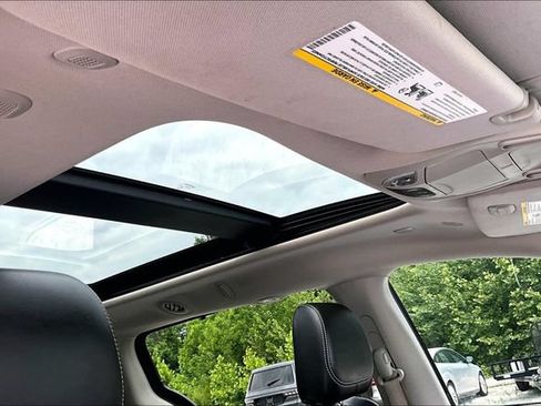 Used 2022 Chrysler Pacifica Limited w/ Uconnect Theater Family Group FWD image 22