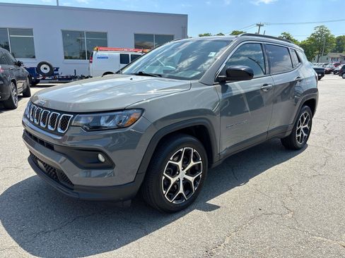 Used 2024 Jeep Compass Latitude AWD/4WD image 4
