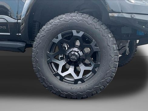 Used 2021 Ford F150 Lariat w/ Equipment Group 502A High AWD/4WD image 9