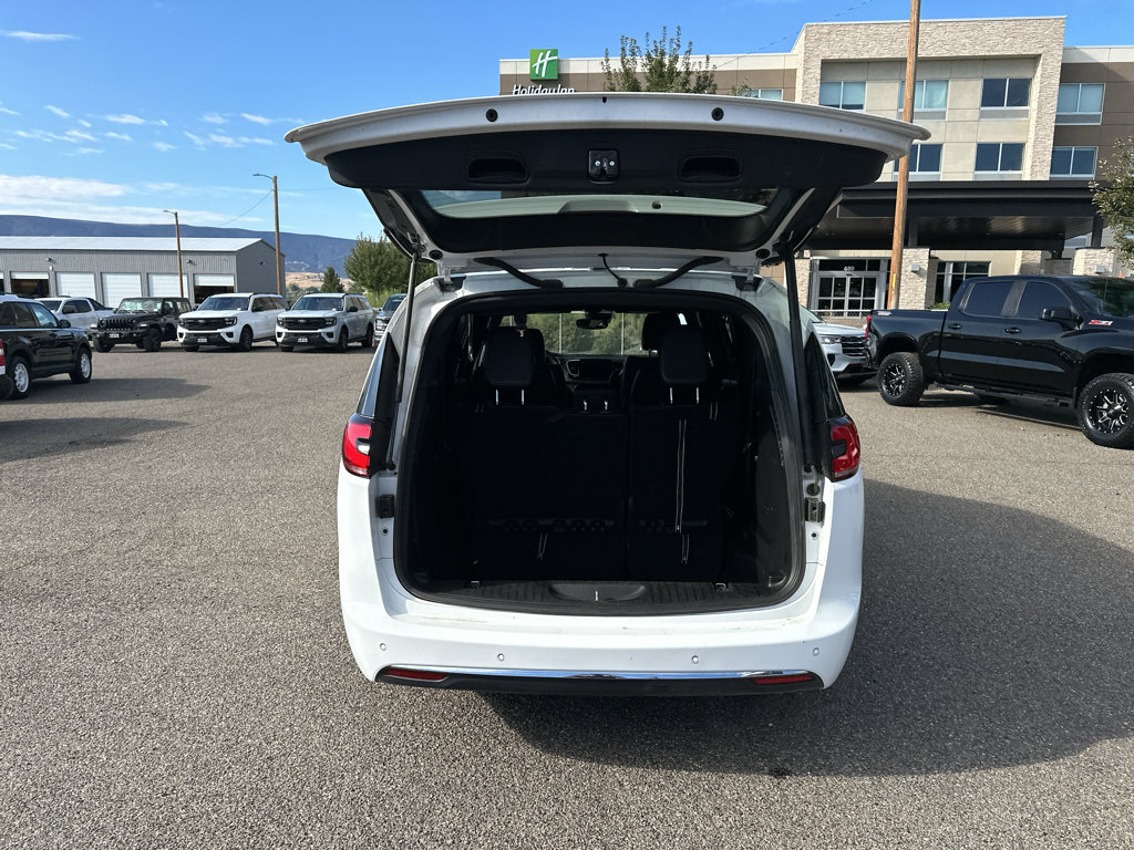 Used 2025 Chrysler Pacifica Select FWD image 11