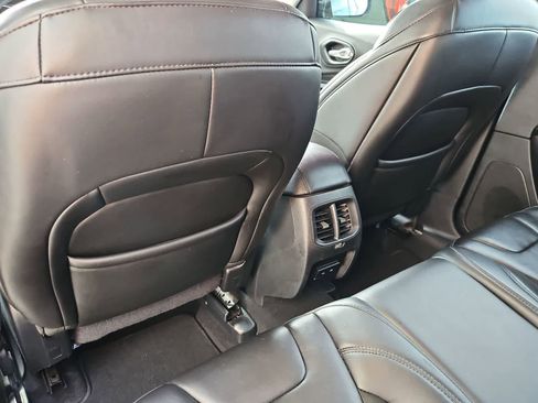 Used 2019 Jeep Cherokee Latitude Plus AWD/4WD image 18