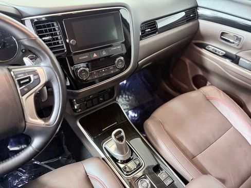 Used 2018 Mitsubishi Outlander SEL image 21