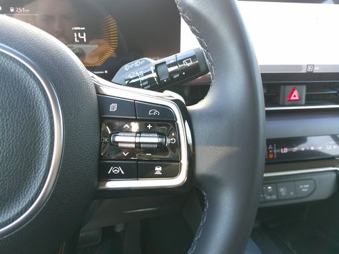 Used 2025 Kia Carnival EX image 22