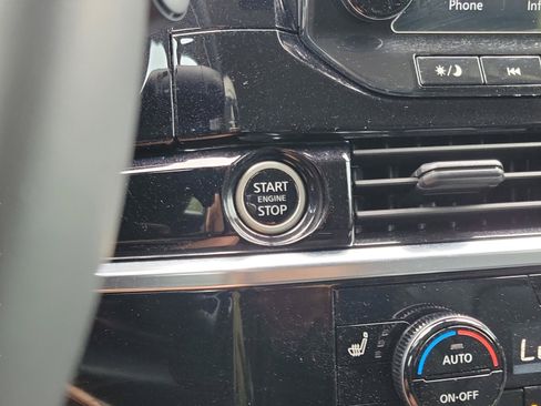 Used 2023 Nissan Pathfinder SL AWD/4WD image 26