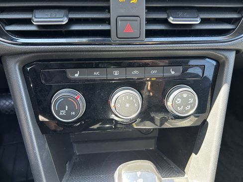 Certified 2023 Volkswagen Taos SE w/ Panoramic Sunroof Package image 14