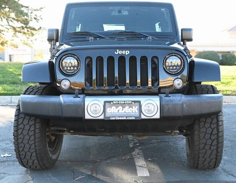Used 2015 Jeep Wrangler Unlimited Sahara w/ Dual Top Group AWD/4WD image 18