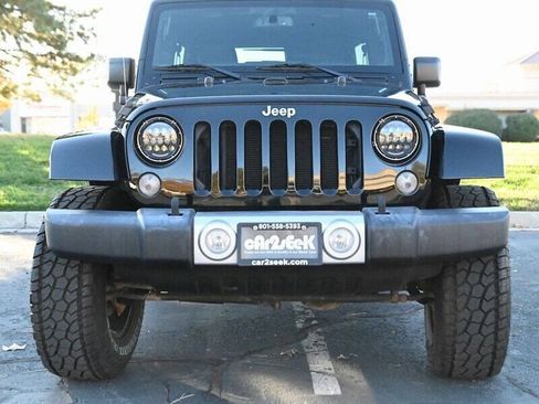 Used 2015 Jeep Wrangler Unlimited Sahara w/ Dual Top Group AWD/4WD image 18