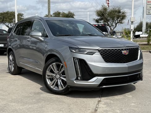 Used 2025 Cadillac XT6 Premium Luxury image 2