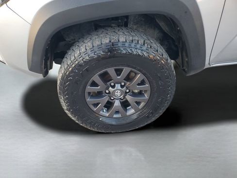 Used 2019 Toyota Tacoma TRD Off-Road AWD/4WD image 10