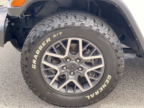 Used 2024 Jeep Wrangler Unlimited Sahara AWD/4WD image 10