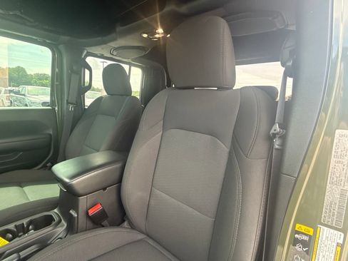 Used 2023 Jeep Gladiator Sport AWD/4WD image 12