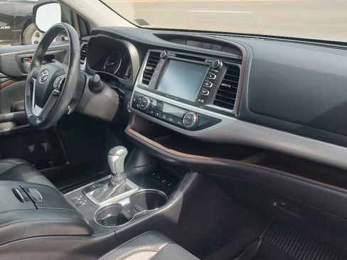 Used 2019 Toyota Highlander XLE AWD/4WD image 23