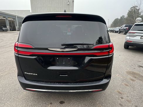 Used 2024 Chrysler Pacifica Touring-L image 9