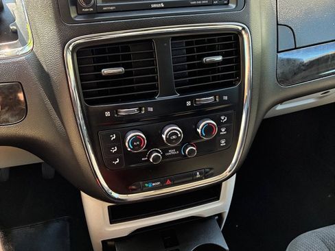 Used 2019 Dodge Grand Caravan SE FWD image 31