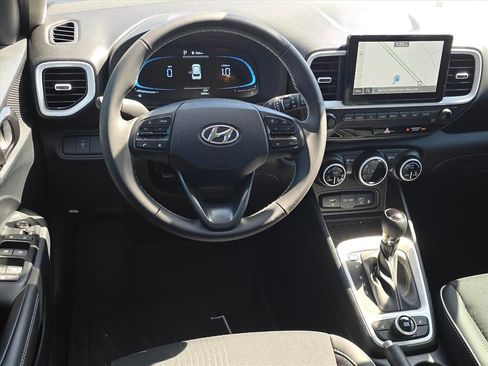 Used 2025 Hyundai Venue Limited image 8