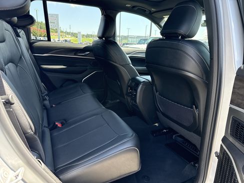 Used 2026 Jeep Grand Cherokee Limited AWD/4WD image 17