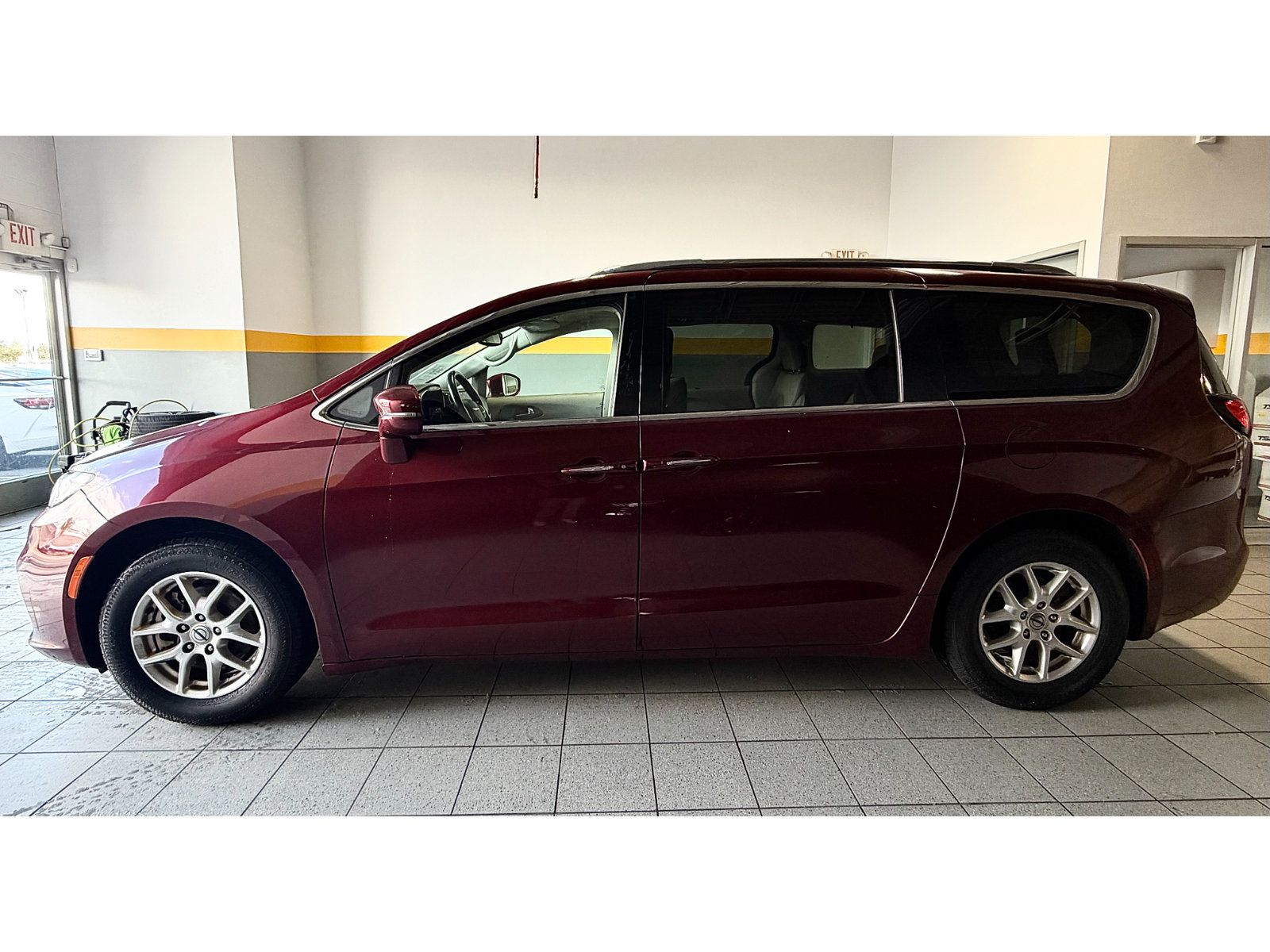 Used 2021 Chrysler Pacifica Touring-L FWD image 11