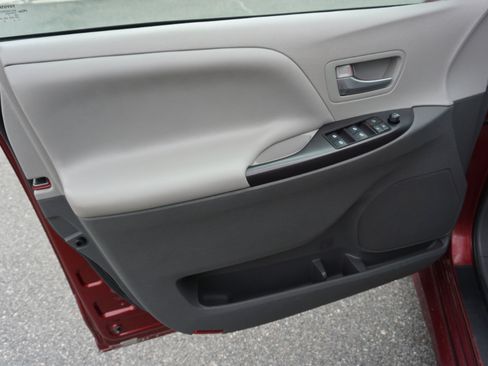 Used 2018 Toyota Sienna LE image 13