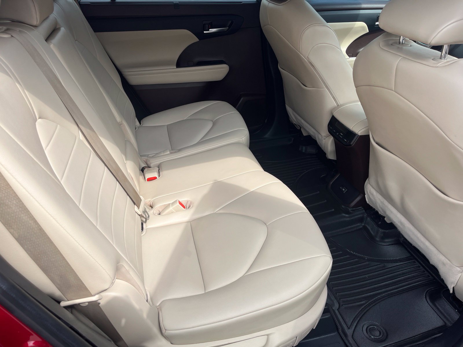 Used 2022 Toyota Highlander XLE FWD image 16