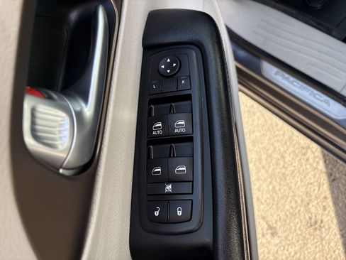 Used 2018 Chrysler Pacifica Touring Plus image 11